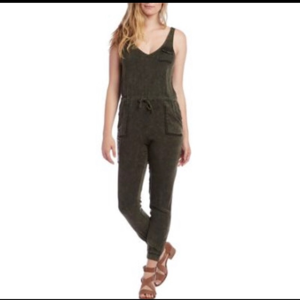 Euc med chaser soft summer romper w drawstring and pockets